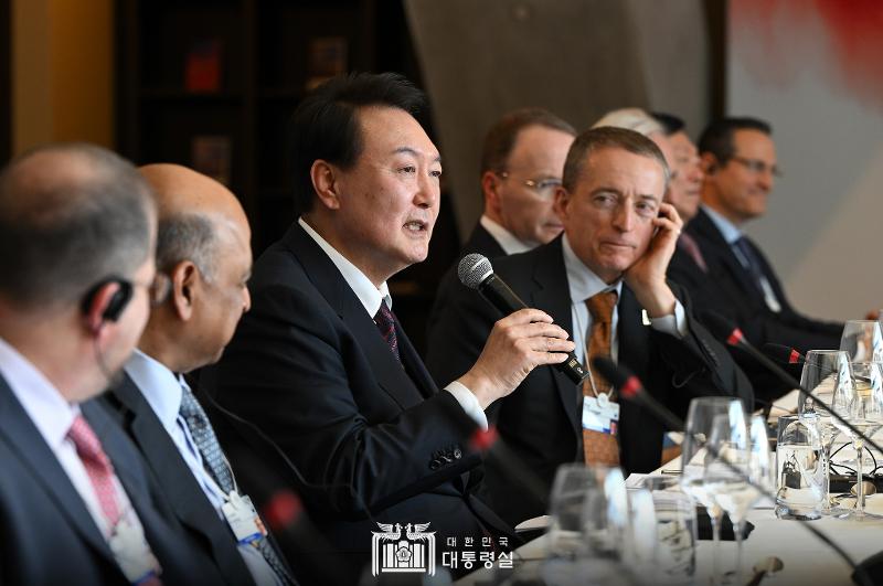 当地时间1月18日，为参加世界经济论坛（WEF，达沃斯论坛）正在对瑞士进行访问的韩国总统尹锡悦在达沃斯市内一家酒店会见了全球各领域首席执行官（CEO）。图片来源：大韩民国总统室脸书 