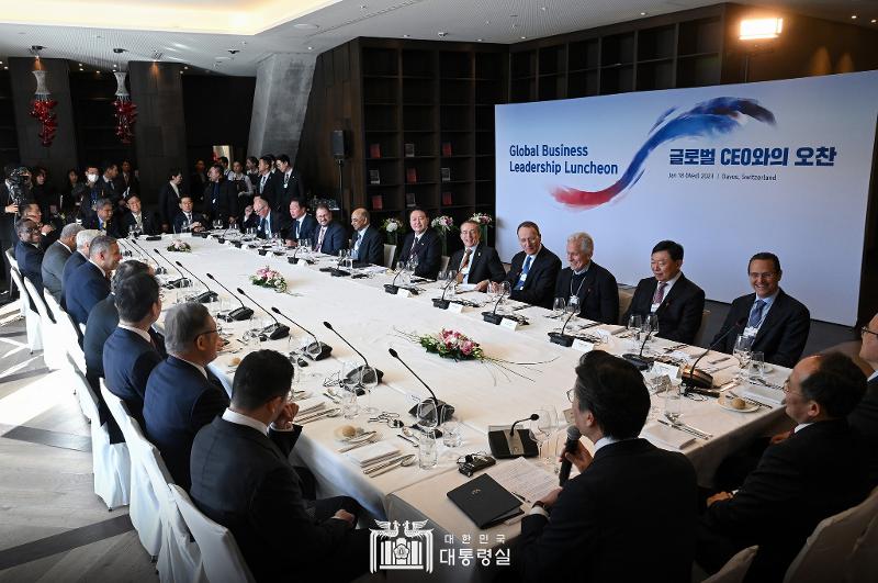 当地时间1月18日，为出席世界经济论坛（WEF，达沃斯论坛）而访问瑞士的尹锡悦在达沃斯市内一家酒店与全球各领域首席执行官（CEO）共进午餐。图片来源：大韩民国总统室脸书 