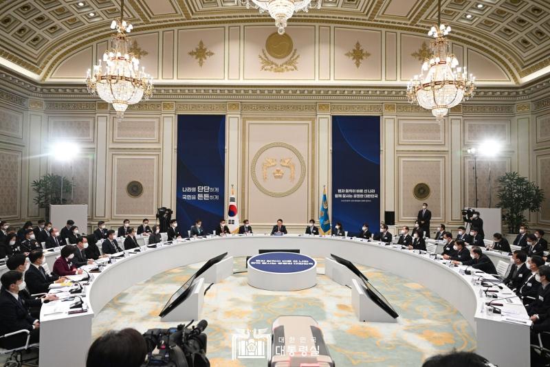 1月26日，在青瓦台迎宾馆，韩国总统尹锡悦正在听取法务部、公平交易委员会及法制处的新年工作报告。图片来源：大韩民国总统室