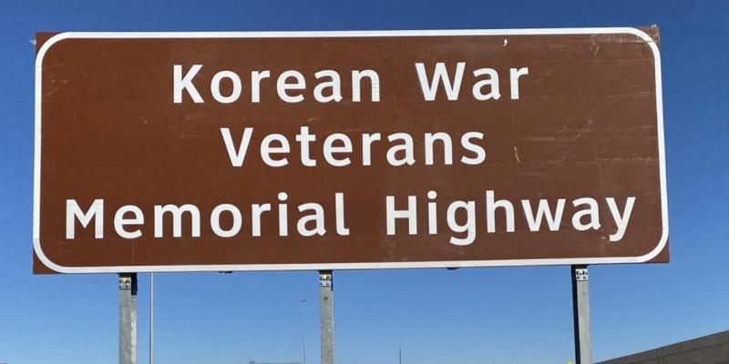 图为进入美国德克萨斯州54号高速公路的韩国战争参战勇士纪念路标。图片来源：TEXASN官网截图