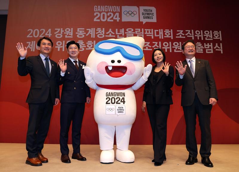 2月21日，在首尔中区新闻中心举行的“2024年江原冬季青年奥运会第二期组织委员会”成立仪式上，新任组织委员长秦钟午（左二）与李相花（右二）、文化体育观光部长官朴普均（右一）、江原道知事金镇台共同合影留念。图片来源：文化体育观光部 