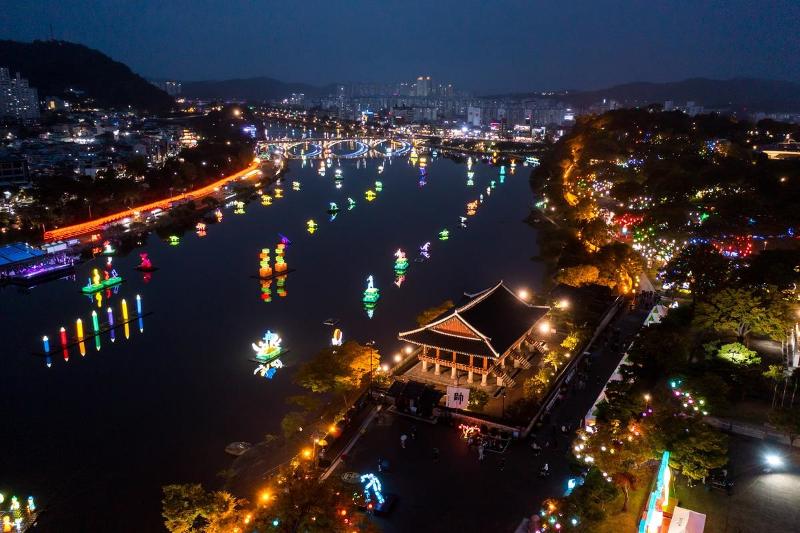 2023年被选为夜间旅游特色城市的晋州市。图为2022年10月10日至31日，在南江一带举行的晋州南江流灯庆典。图片来源：晋州市