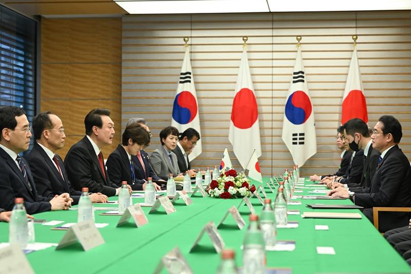 3月16日下午，在日本东京首相官邸，韩国总统尹锡悦（左）和日本首相岸田文雄举行扩大首脑会晤。图片来源：韩联社