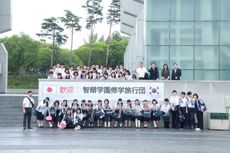 3月21日，日本高中修学旅行团继新冠疫情之后首次访问韩国。图为2019年7月，来到庆州世博会公园的日本智弁学园高中生的韩国修学旅行。图片来源：庆州世界文化博览会公园