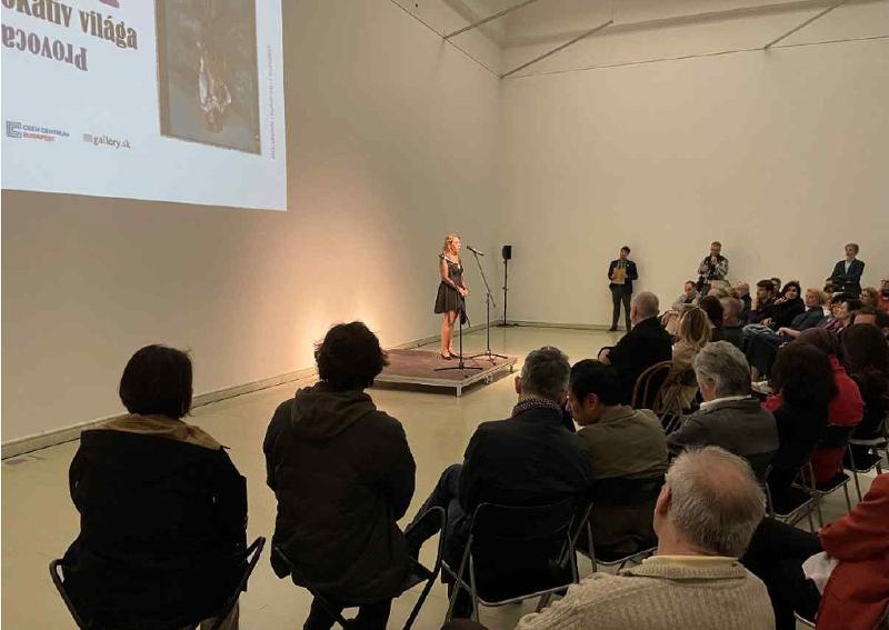 “韩国当代摄影展：深入了解自然与人”受邀于布达佩斯摄影节“K-session”环节。图为当地时间3月31日，驻匈牙利韩国文化院举办的记者招待会与摄影节开幕典礼一景。图片来源：驻匈牙利韩国文化院官网