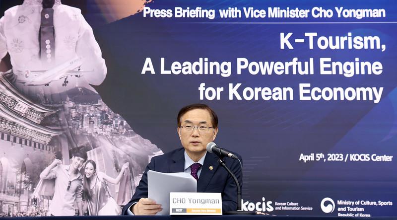 4月5日下午，在韩国外媒中心举行的“激活韩国旅游内需特别引擎报告”会议中，韩国文化体育观光部第二次官赵容满正进行内容发表。图片来源：文化体育观光部许满镇 摄