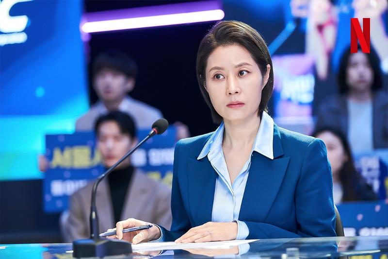 演员文素利在奈飞原创韩剧《女王制造者》中饰演人权律师吴敬淑。图片来源：奈飞