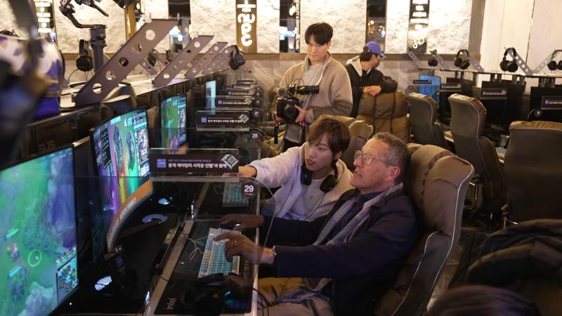 美国CNN主播理查德·奎斯特与韩国著名YouTube频道博主JaeJae在网咖体验游戏。 图片来源：CNN