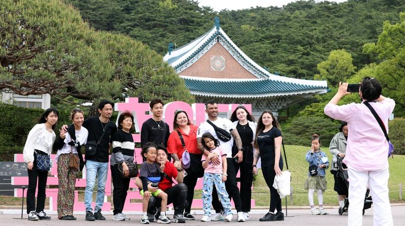 自今年3月起，访问韩国青瓦台的外国游客持续呈上升趋势。文化体育观光部许满镇 摄