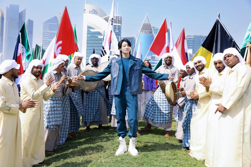 图为防弹少年团成员柾国的歌曲《Dreamers》MV拍摄现场。图片来源：BTS官方推特 