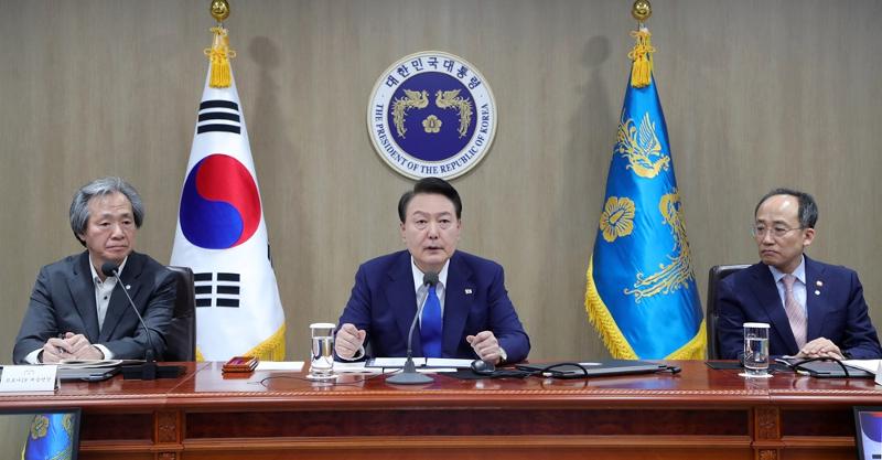 5月11日，在首尔龙山总统室大楼举办的新冠病毒中央灾难安全对策本部会议上，韩国总统尹锡悦正在发表讲话。图片来源：韩联社 