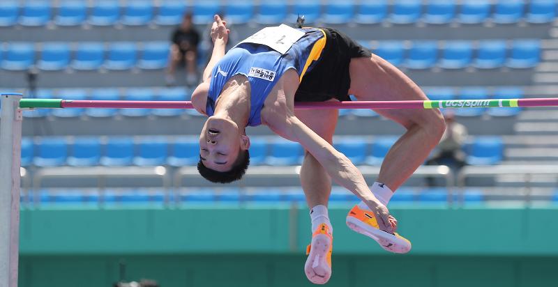 5月21日，韩国跳高名将禹相赫在世界田联洲际巡回赛横滨站，跳出2.29米成绩位居世界第一。图为本月9日，在庆尚北道醴泉体育场举行的KBS杯韩国田径大赛中，禹相赫跳出2.32米成绩。图片来源：韩联社