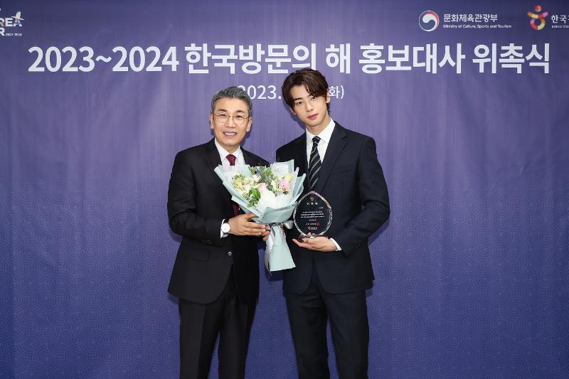 5月23日，在首尔中区韩国观光公社Hikrground举办的“2023-2024年韩国访问年宣传大使”委任仪式上，车银优与韩国观光公社副社长李在焕（音）拍照留念。图片来源：韩国观光公社