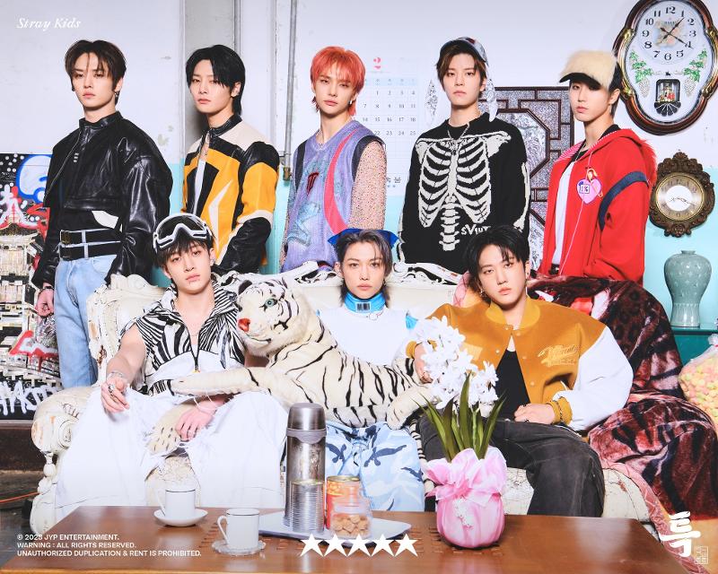 当地时间6月11日，韩国男团Stray Kids位居最新一期公告牌200强专辑榜榜首。图为Stray Kids的新专辑《5-STAR》。图片来源：JYP娱乐