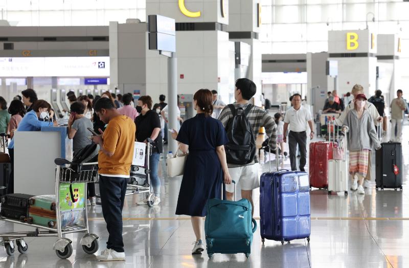 韩国法务部于7月3日起，决定将延长电子旅游许可证（K-ETA）的有效期从原来的2年延长至3年。图为6月6日仁川国际机场的第一航站楼。图片来源：韩联社