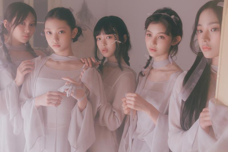 韩国女子演唱组合NewJeans将于7月21日将发布第二张迷你专辑《Get Up》。从左依此为，惠仁、谐潾、HANNI、DANIELLE、玟池。图片来源：NewJeans官方脸书