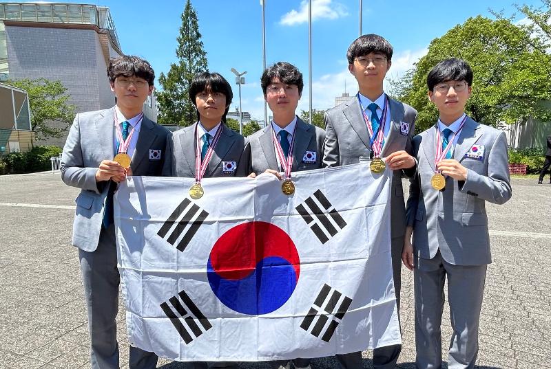 7月10日-17日，在日本东京举办的第53届国际物理奥林匹克竞赛上，韩国代表团全员摘金。从左依此为首尔科学高中的李贤彩、许奎民、卢利宪、韩宗允，以及京畿科学高中的李准瑞。图片来源：科学技术信息通信部