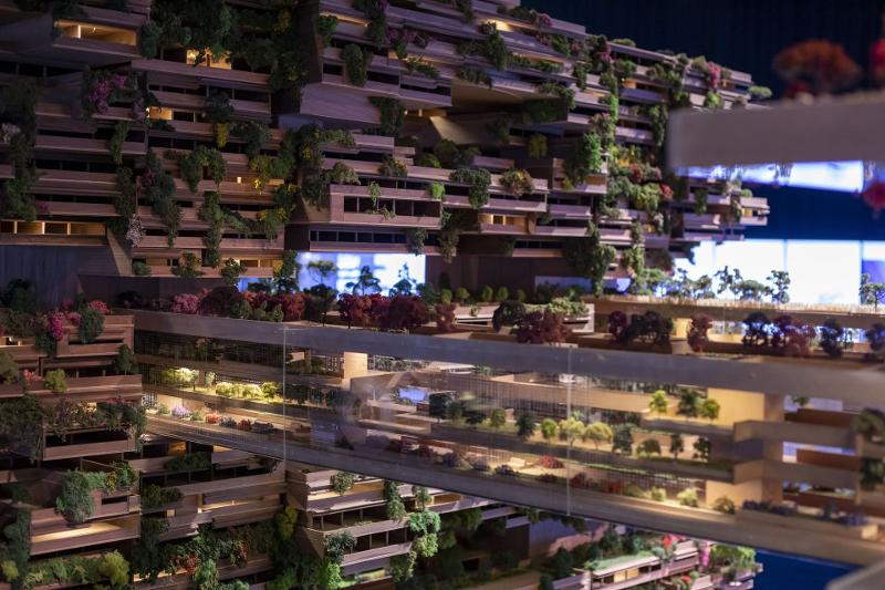 展现沙特阿拉伯未来新城“Neom City”未来蓝图的展览会将于本月在首尔举行。图为去年11月6日至今年4月29日，在沙特阿拉伯首都利雅得举办的“The Line”新城先导项目展览厅部分全景。图片来源：Neom官方网站