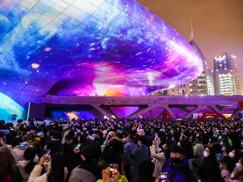 首尔东大门设计广场灯光秀。图片来源：首尔设计财团