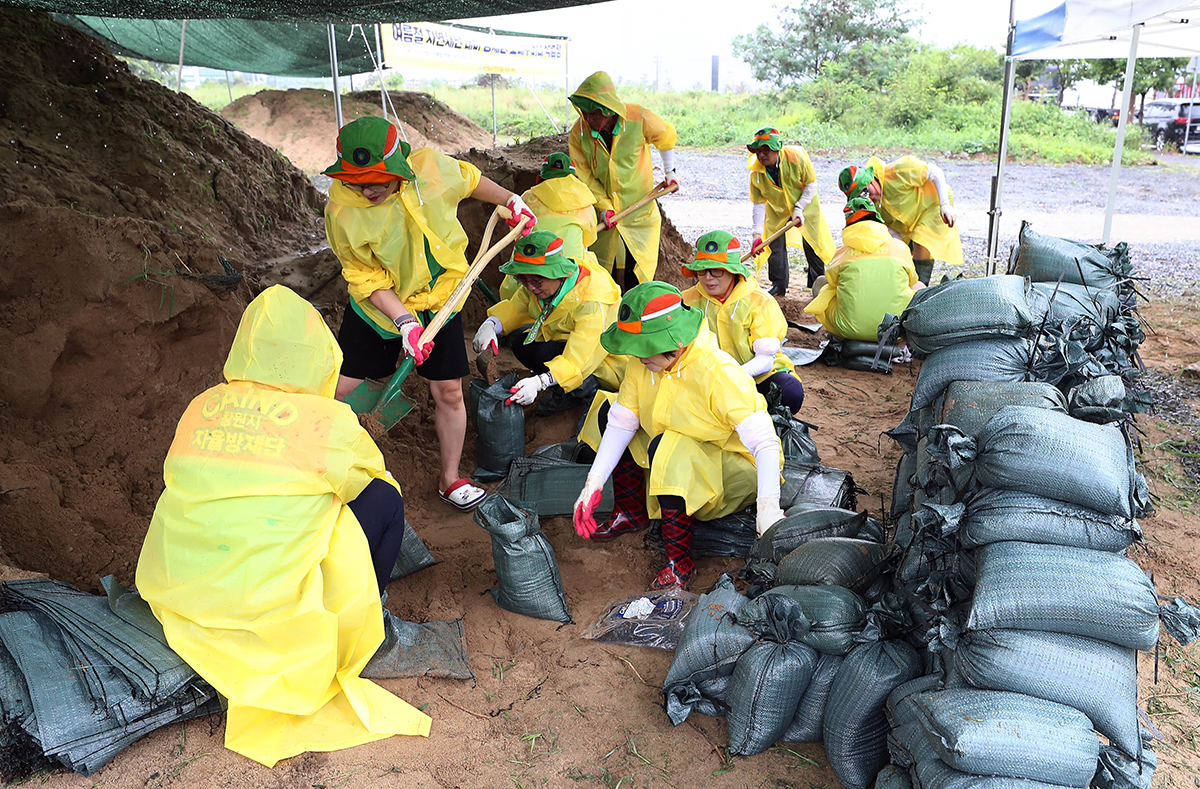 8月9日上午，在庆尚南道昌原市马山合浦区加浦洞，当地区政府工作人员正在赶制防汛沙袋等堵水物品，为即将到来的第6号台风“卡努”做防御工作。韩国气象厅预测，台风