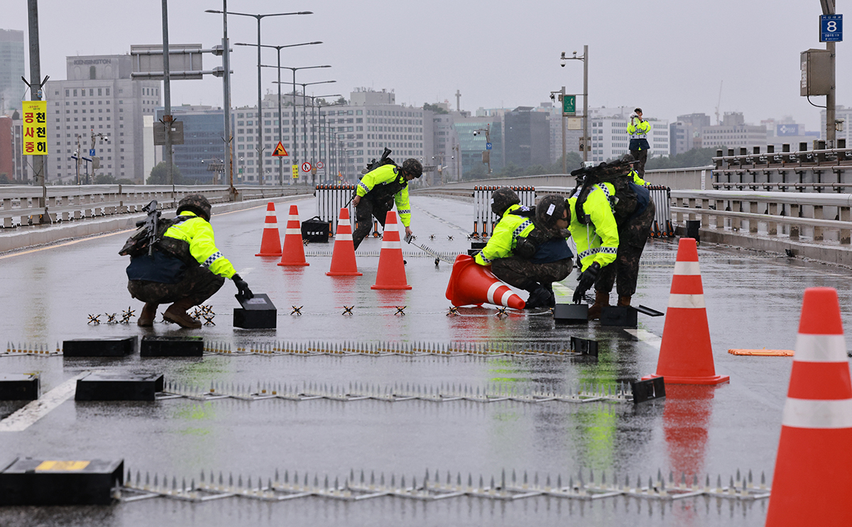 8月23日下午，在首尔汉江西江大桥，军人和警察设置联合交通管制所，并正在管制车辆。这是自2017年8月以来，包括普通国民紧急避难、车辆管制的民防空反恐演习时隔六年举行。