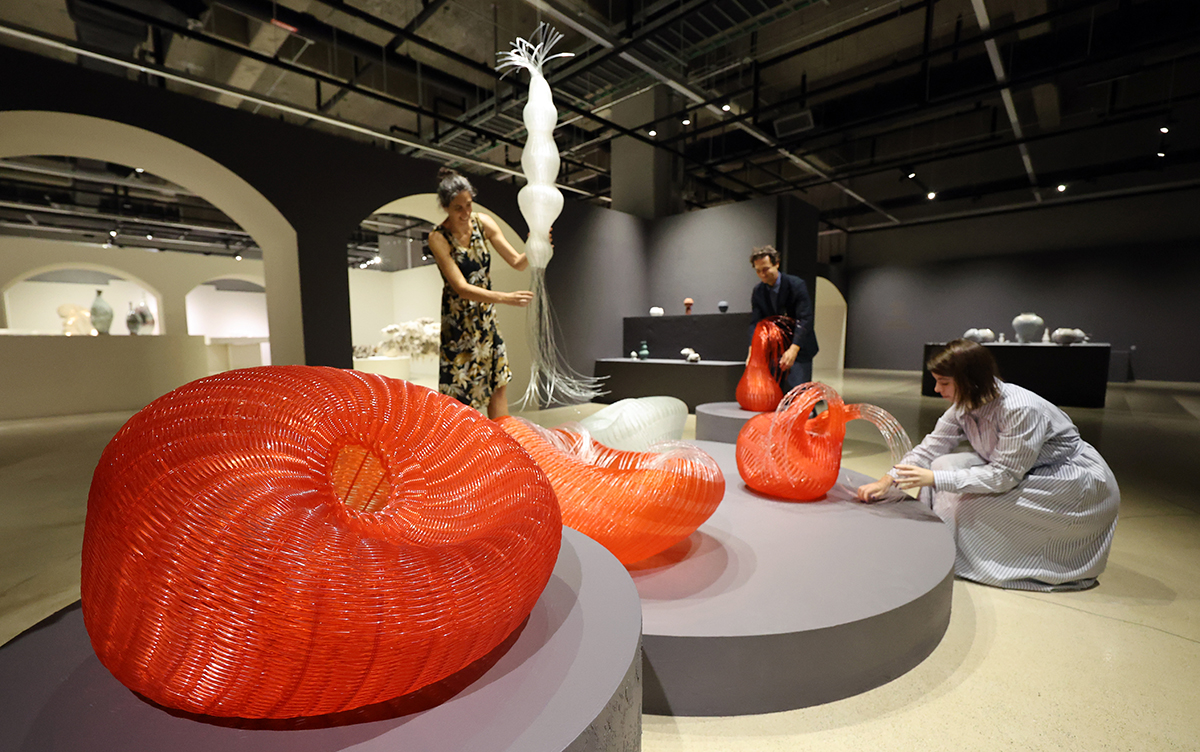 8月29日，距离“2023清州工艺双年展”开幕还有两天。图为今年参展的艺术家们正在忠清北道清州市清原区文化制造厂本馆最后检查展出的作品。今年双年展将于9月1日至10月15日，在文化制造厂一带，以“事物的地图——工艺，连接世界、创造爱”主题举行，将展出57个国家艺术家的3千多幅作品。 