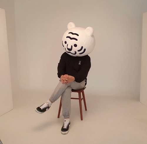 韩国网漫作家金普通头戴象征本人内容制作公司Studio Tiger的白虎面具。图片来源：金普通Instagram