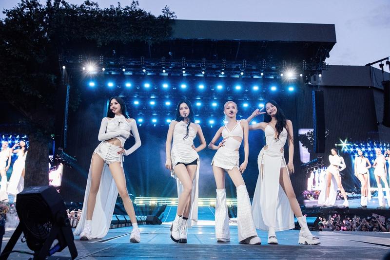 当地时间7月5日，在英国伦敦举办的海德公园音乐节上，韩国女团BLACKPINK登台献艺。图片来源：BLACKPINK官方脸书