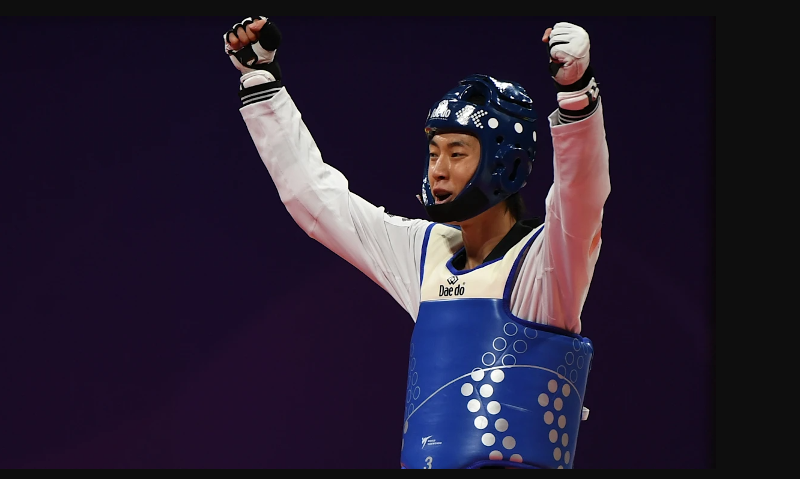 9月25日，在中国杭州临安体育文化会展中心体育馆举办的杭州第19届亚运会跆拳道男子58公斤级决赛中，韩国选手张准确认获得金牌后举手欢呼。图片来源：国际奥委会官网