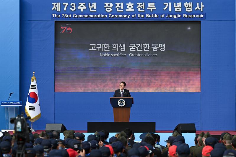 10月12日，在首尔龙山战争纪念馆和平广场举办的长津湖战役第73周年纪念仪式上，韩国总统尹锡悦正在致辞。大韩民国总统室金容𬀩 摄