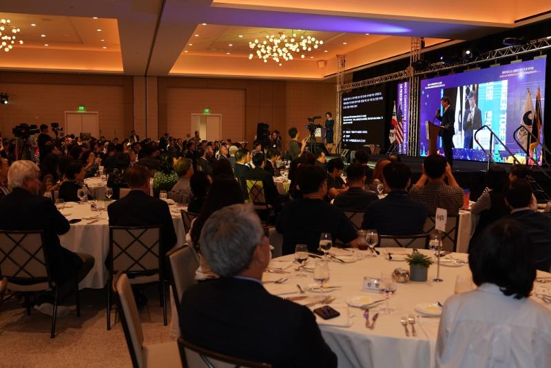 当地时间11日至14日，在美国加利福尼亚州奥兰治县阿纳海姆会展中心举行的“第21届世界韩人商务博览会”上，在外同胞厅厅长李基哲正在致闭幕词。图片来源：在外同胞厅 