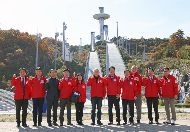 10月18日，为视察2024年江源冬青奥会的准备情况，文化体育部长官柳仁村访问了位于江原道平昌郡的阿尔卑西亚跳台滑雪中心并合影留念。文化体育观光部许满镇 摄