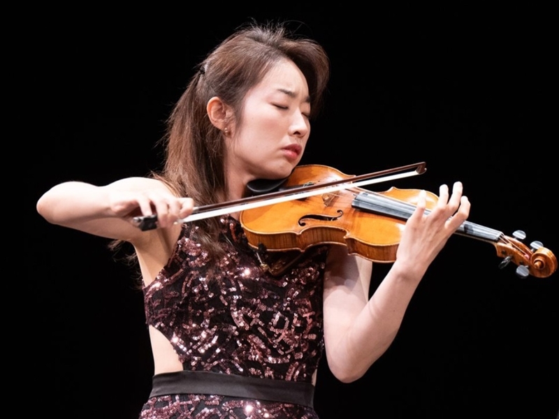 图为今年8月3日，在美国西雅图贝纳罗亚音乐厅举行的韩美同盟70周年纪念演出中，正在演奏的小提琴演奏家金润希。图片来源：金润希