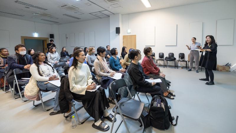 11月7日，在首尔中区首尔南山国乐堂举行的“面向外国人的板索里研讨会”上，外国人参加者正在学习板索里。韩宣网记者金淳株 摄