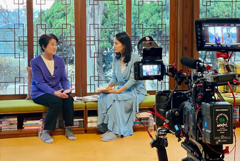 图为2021年12月，在仁川“市民爱家”拍摄现场，正在交谈的作家戴茜（左）和李振英。作为纪录片《彩虹之国的遗产》的最后一部中的此次采访地点，李振英选在了1902年在韩国正式开始移民的出发地——仁川。图片来源：李振英