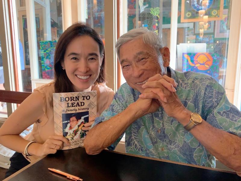 图为，为上映《彩虹之国的遗产》，李振英（左）再次来到位于夏威夷希洛的哈里·金的住宅。哈里•金向李振英赠送了写有家族史的一本书。图片来源：李振英