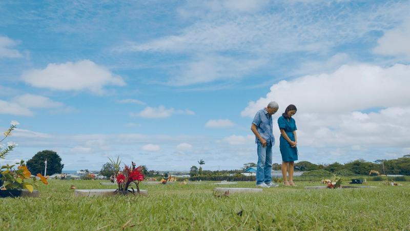 图为与哈利∙金一起正在向哈利∙金的母亲之墓参拜的李振英（右）。图片来源：李振英