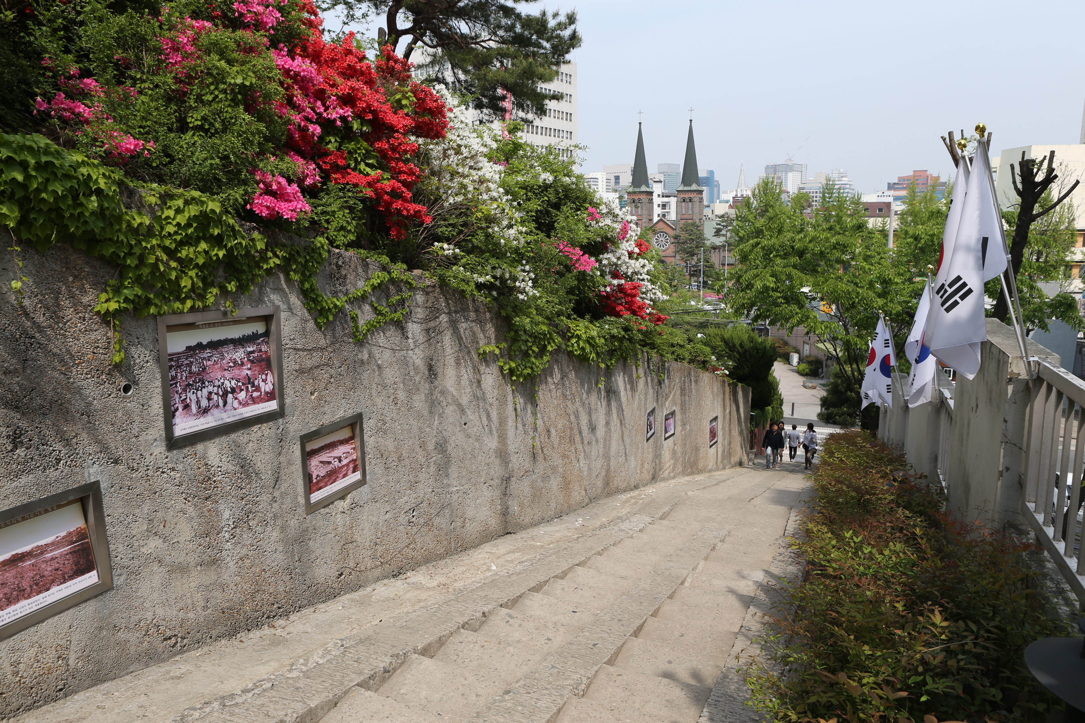 位于大邱中区的三一独立万岁运动路是1919年3月1日，众多学生为参加三一运动而聚集的地点，也是为躲避警察的监视所经过的小路。图片来源：大邱市中区厅