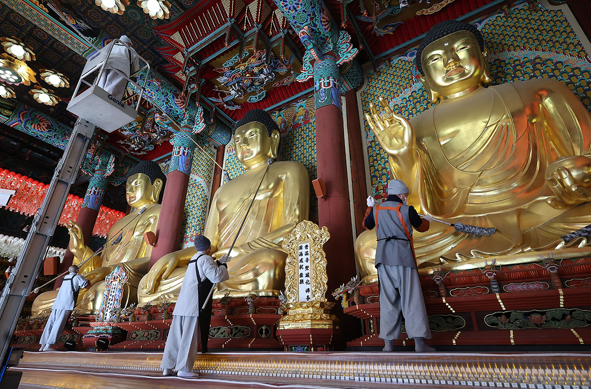 12月18日上午，在首尔钟路区曹溪寺大雄殿内，僧侣们正在举行清洗佛像的&ldquo;扫除灌浴&rdquo;仪式。