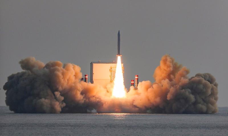 12月4日下午，在济州岛近海，韩军自主研发的固体燃料火箭正在进行第三次试射。图片来源：国防部