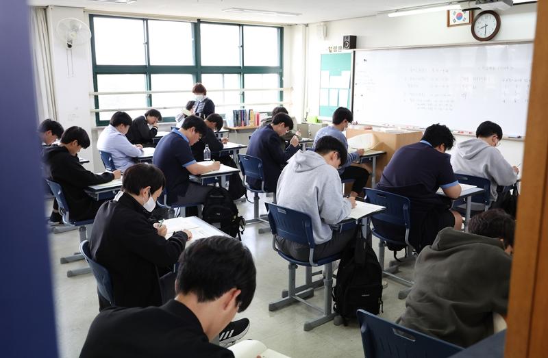 图为今年5月，位于首尔钟路区的景福高中学生们正在进行全国联合学历评价。图片来源：韩联社