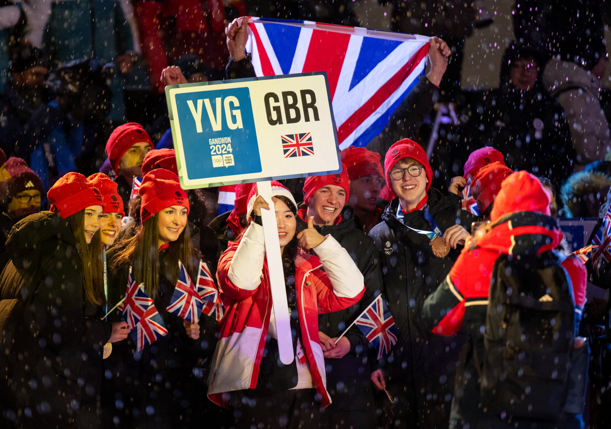 2月1日，在2024年江原冬季青年奥林匹克运动会闭幕式开始之前，英国青少年运动员们正在江陵奥运村拍照留念。图片来源：国际奥委会奥林匹克信息服务（OIS）