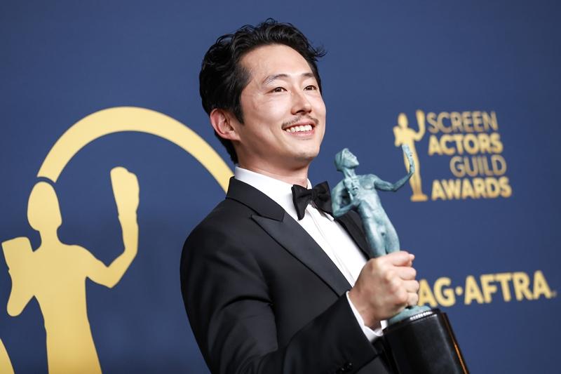 当地时间2月25日，在美国加利福尼亚州洛杉矶举办的第30届美国演员工会奖（SGA）颁奖典礼上，美籍韩裔演员史蒂文·元凭借奈飞（Netflix）电视剧《怒呛人生》，在电视电影和限定剧单元获得最佳男主角奖后合影留念。图片来源：韩联社