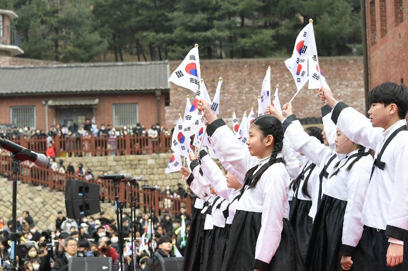1919年3月1日是韩国反抗日本殖民统治，发表独立宣言，开展万岁运动，向全世界宣传民族独立的伟大日子。图为去年3月1日，在首尔西大门区西大门刑务所历史馆举行的104周年三一节纪念活动“西大门，1919当天的呐喊”上，学生们挥舞着太极旗。图片来源：西大门区厅