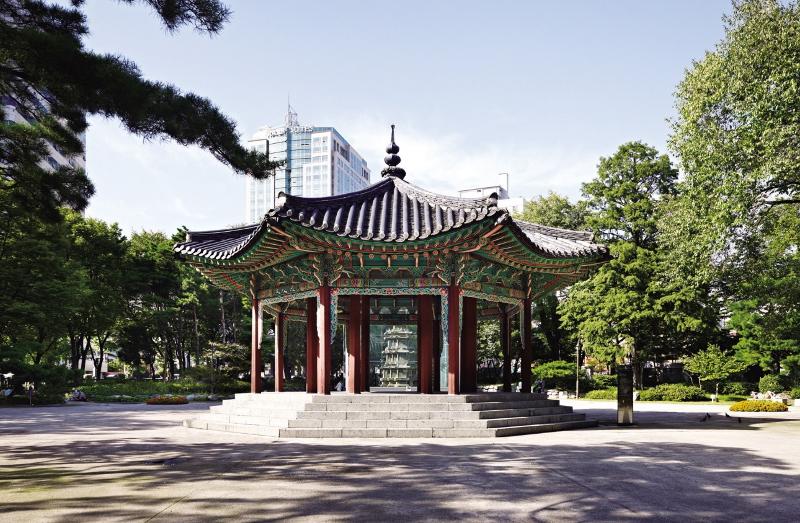 首尔塔谷公园位于首尔钟路区钟路2街，是韩国最早的市中心公园，也是发起日本帝国主义最大规模的民族反抗运动“三一运动”的重要场所。1919年3月1日，独立宣言书在公园内的八角亭宣读。图片来源：文化财厅