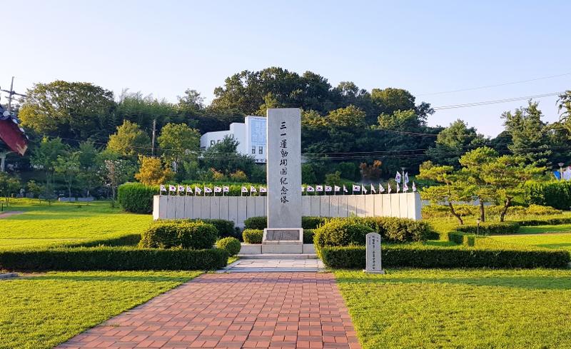 京畿道华城市提岩里是日本帝国主义动员军事警察和军队无情镇压独立运动家、残忍屠杀的地方。图为1919年4月15日，在提岩里、古州里发生平民虐杀事件的提岩教会旧址附近，所建成的三一运动殉国纪念塔。图片来源：文化体育观光部地域N文化