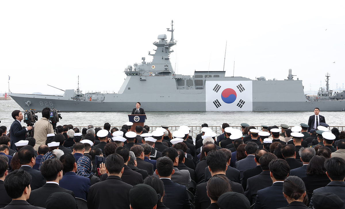 3月22日，韩国总统尹锡悦出席在京畿道平泽市韩国海军第二舰队司令部举行的第9个“西海守护日”纪念仪式，并以新天安舰为背景致辞。