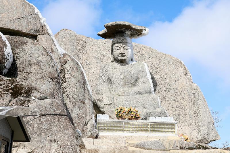 传说来此参拜的访客在纱帽岩石佛前许愿能实现一个愿望。图为纱帽岩石佛。图片来源：八公山国立公园东部事务所