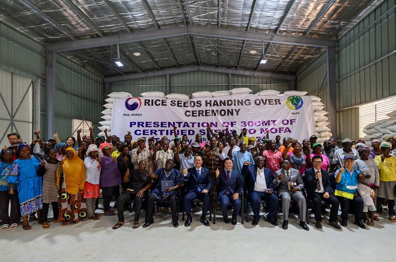 当地时间3月5日，韩国农村振兴厅在位于加纳达文亚的“海外农业技术开发（KOPIA）”加纳中心，将通过韩国非洲水稻良种生产事业“2023RiceSPIA”项目首次生产的水稻种子转交给了加纳政府。图片来源：农村振兴厅