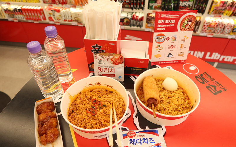 在方便面图书馆内，选择能与方便面搭配的各类食品后在自动煮泡面机上进行料理。餐桌上还有一项解说指南，告知顾客如何能吃到美味方便面的详细方法。韩宣网记者Hong Angie　摄 